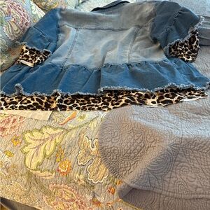 Chic Denim Jacket with Leopard Print Trim